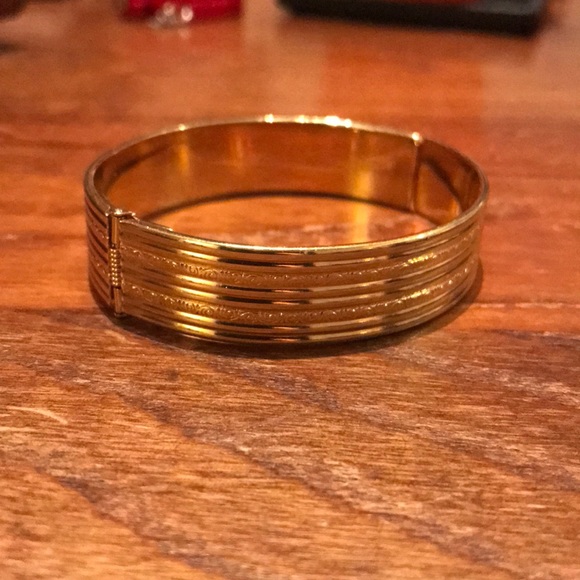 Vintage Monet Gold Tone Hinge Bracelet - Picture 4 of 4